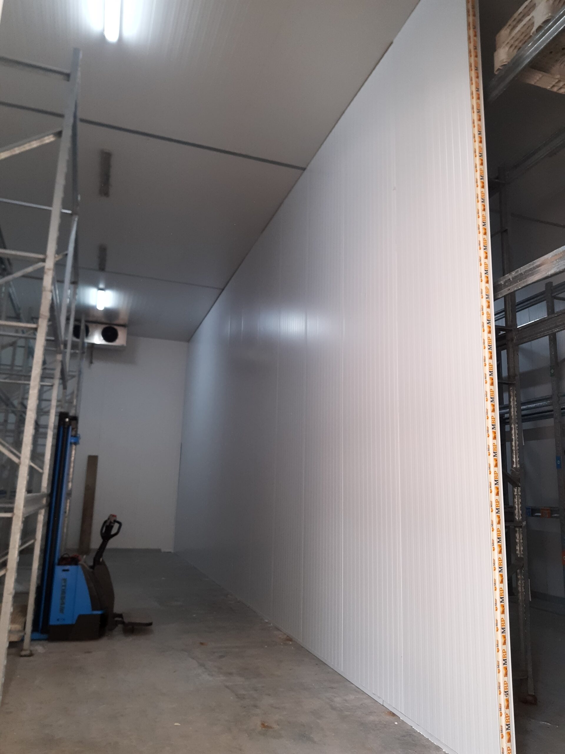 MONTAGEM DE PAINEIS TERMO ISOLANTES