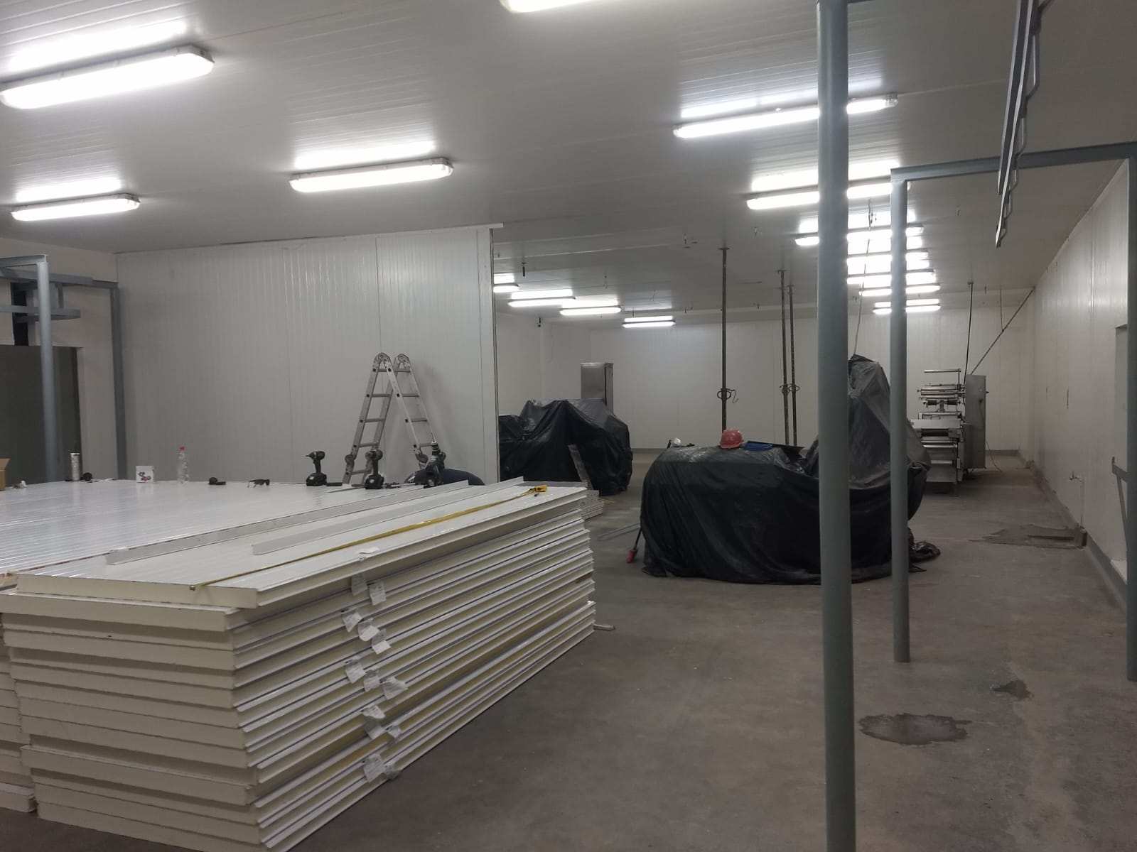 MONTAGEM DE SALAS COM PAINEIS